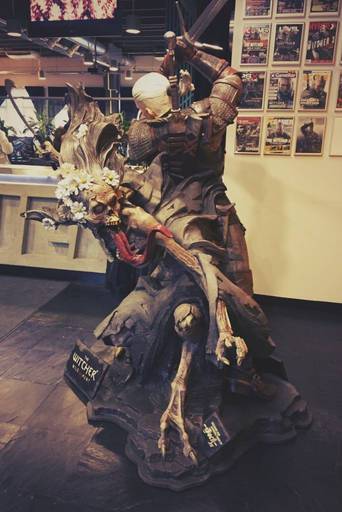 The Witcher 3: Wild Hunt - Статуя Геральта в полный рост