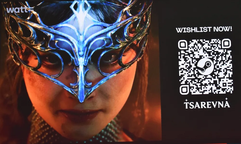 Персонаж в маске, а также текст и QR-код на изображении.