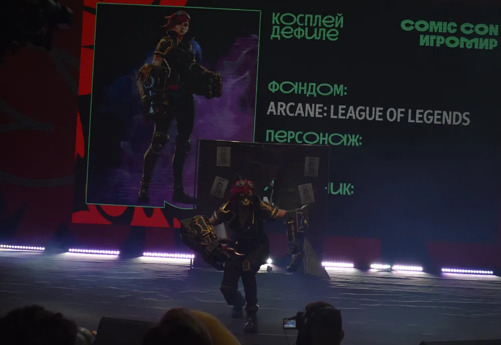 На изображении представлен косплей персонажа из игры \