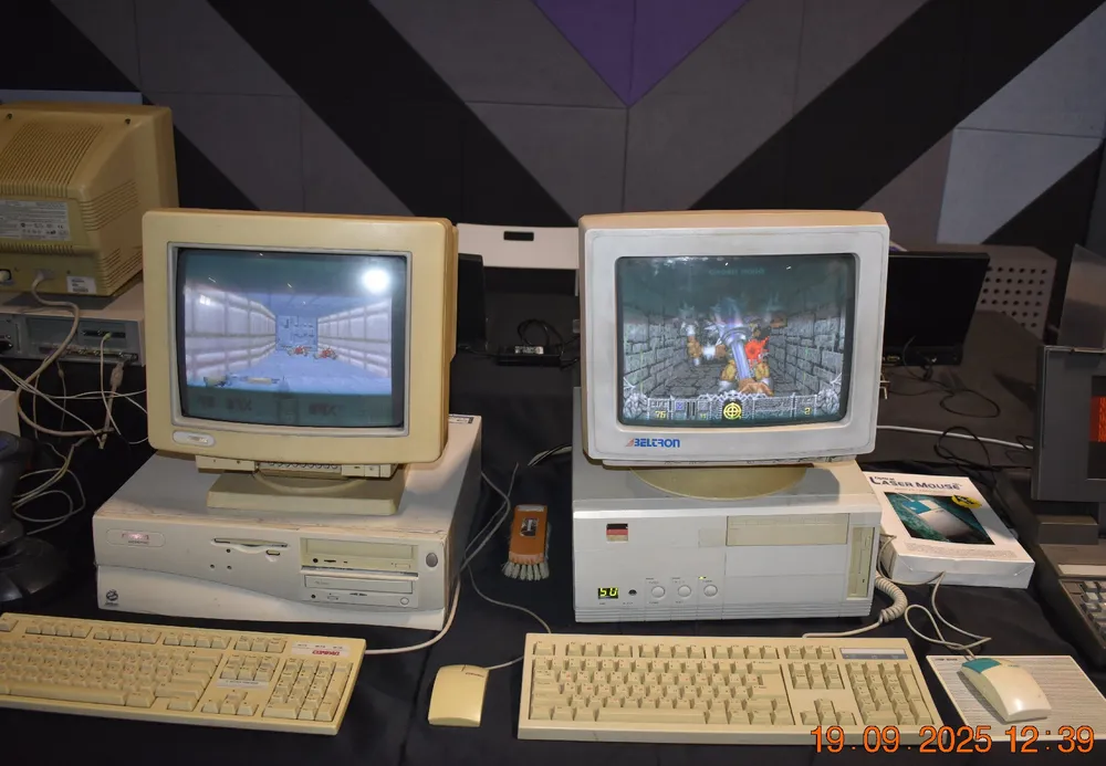 Два старых компьютера с мониторами и клавиатурами, один из них показывает графику из видеоигры.