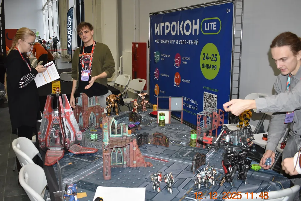 Изображение людей на мероприятии с игровыми фигурками и игровым полем.