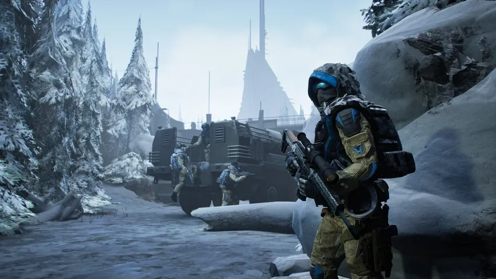 Сцена с солдатом в зимнем окружении и военной техникой на фоне.