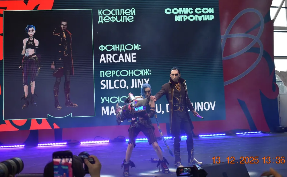 На картинке изображены персонажи в костюмах на мероприятии Comic Con, фон с текстом о персонажах из сериала Arcane.