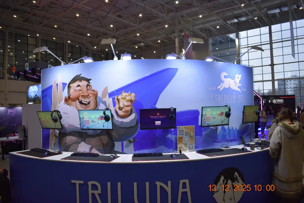 Выставочный стенд с изображением человека и компьютерными мониторами, название \