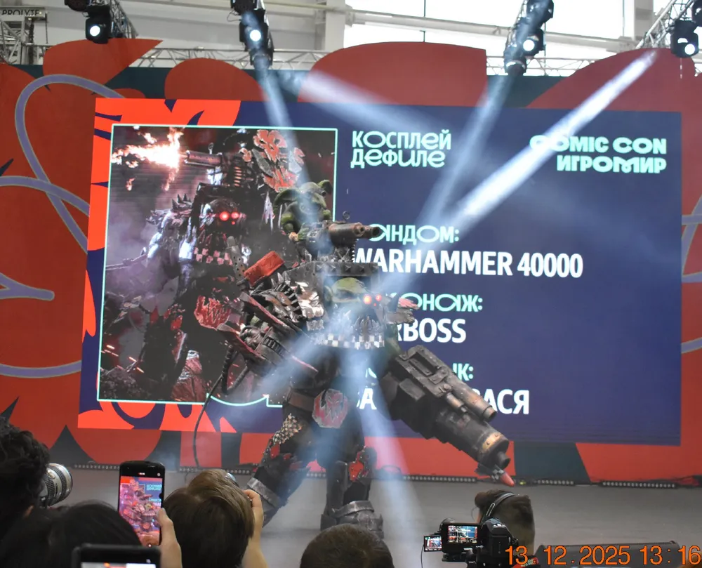 Изображение с костюмированным персонажем на мероприятии Comic Con, с фоном и зрителями.