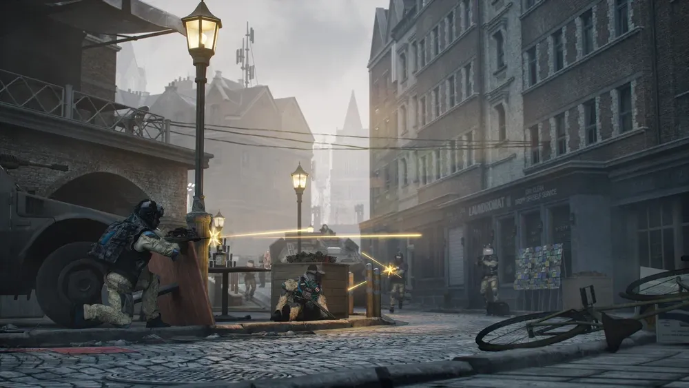 Сцена боевых действий на улице, солдаты, военная техника, городская среда.