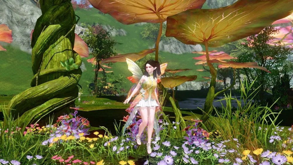 На изображении изображена фантастическая персонаж с крыльями, стоящая на цветущем лугу среди зелёных растений.