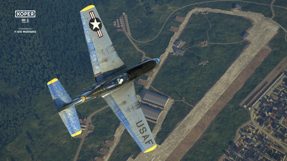 Изображение самолета, вид сверху, с аэродромом внизу.