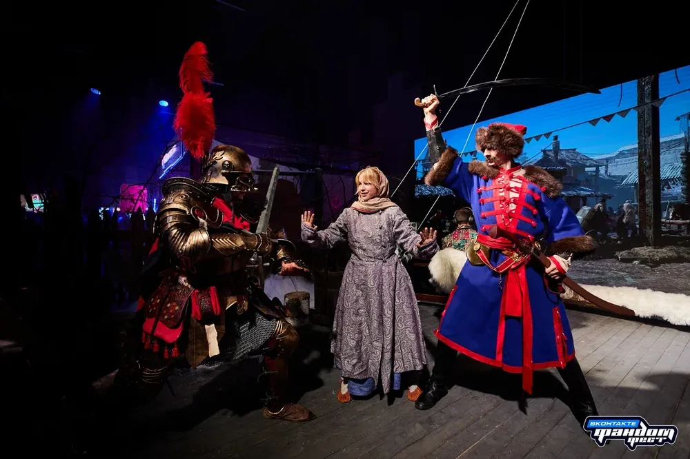 На картинке изображены люди в исторических костюмах, вероятно, во время театрализованного представления или исторической реконструкции.