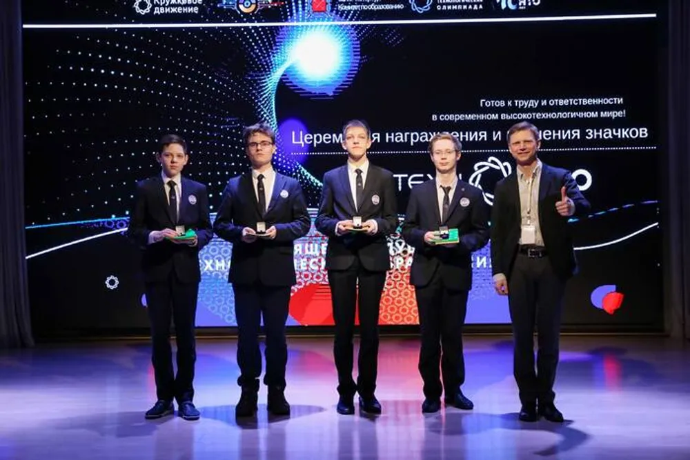 Группа людей в костюмах на церемонии награждения.