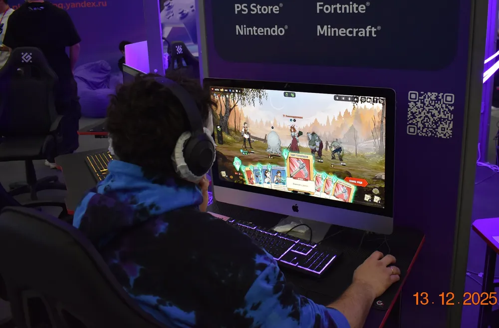 Изображение человека, играющего на компьютере с игровым контентом. На экране видно игровые элементы.