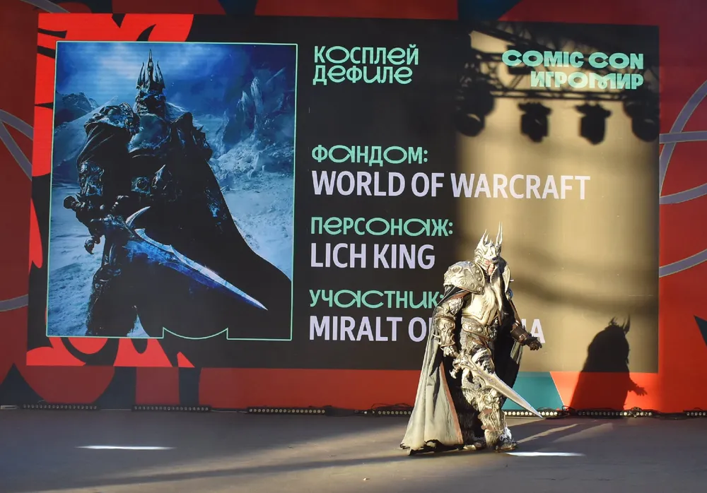 Изображение с косплеем персонажа Ледяного Короля из игры World of Warcraft на мероприятии Comic Con. На экране указаны название фан-дома и имя персонажа.