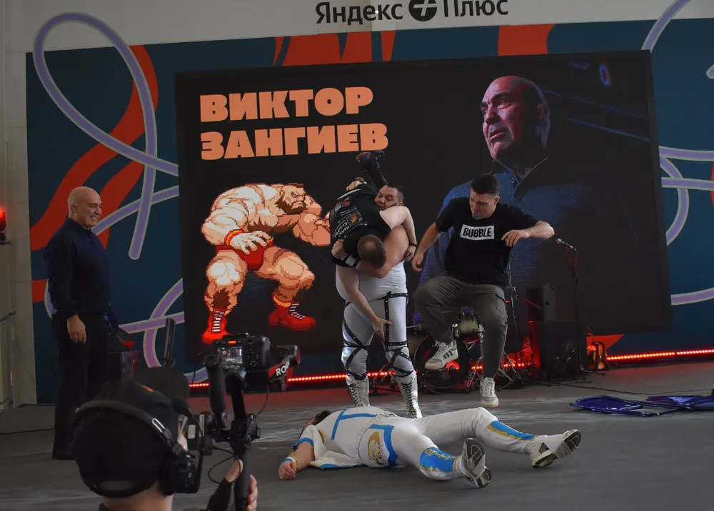 Изображение людей на мероприятии, возможно, спортивном, с фоном и надписью.