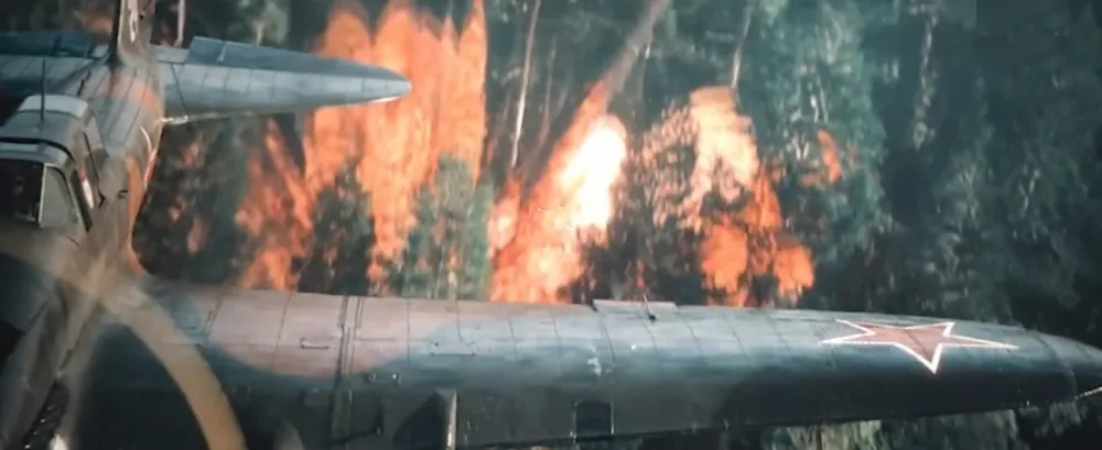 Изображение самолета, взлетающего над лесом с видимым взрывом внизу.