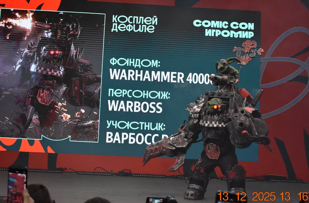 Косплей на мероприятии Comic Con, персонаж из игры Warhammer 40000, участник конкурса.