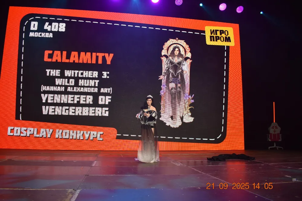 Косплей персонажа из игры "Ведьмак 3: Дикая Охота", название "Йеннифер из Венгерберга", мероприятие, сцена.