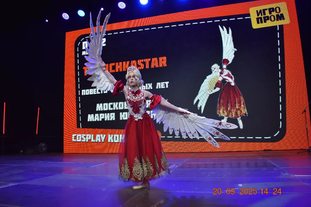 Изображение человека в костюме на сцене, выступление на конкурсе косплея.