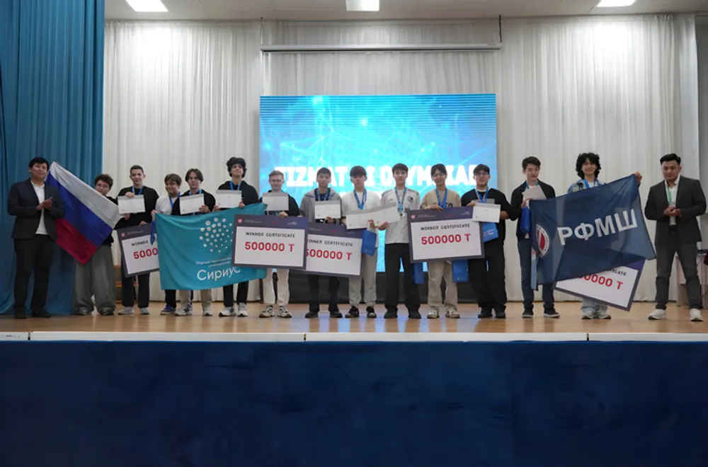 На изображении группа людей на сцене с флагами, сертификатами и наградами. Видна символика и надписи, связанные с награждением.