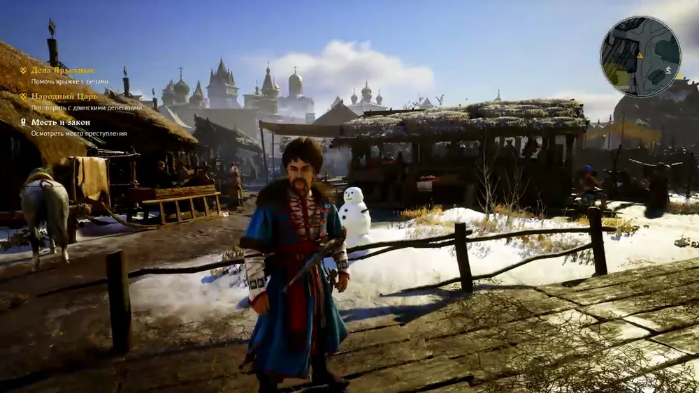 На картинке изображён персонаж в игровом мире, зимний пейзаж, дома и лошадь на заднем плане.