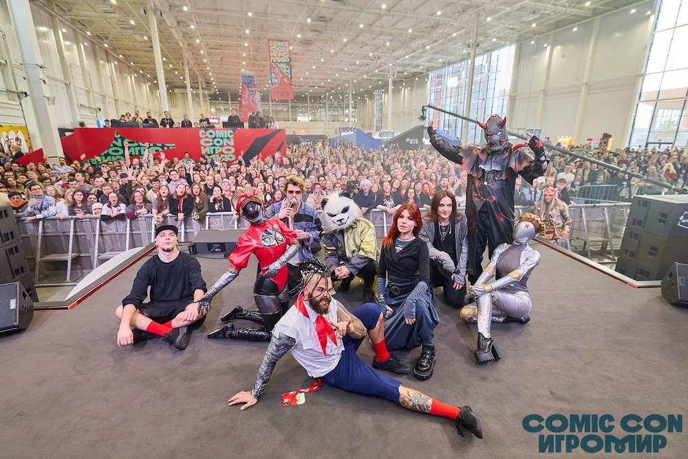 Группа людей в костюмах на мероприятии Comic Con, многолюдное окружение.