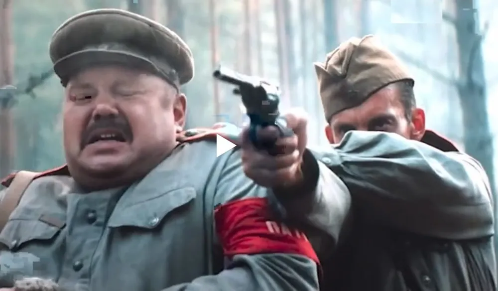 Два человека в военной форме, один с пистолетом, второй в поддерживающей позиции, фон лес.