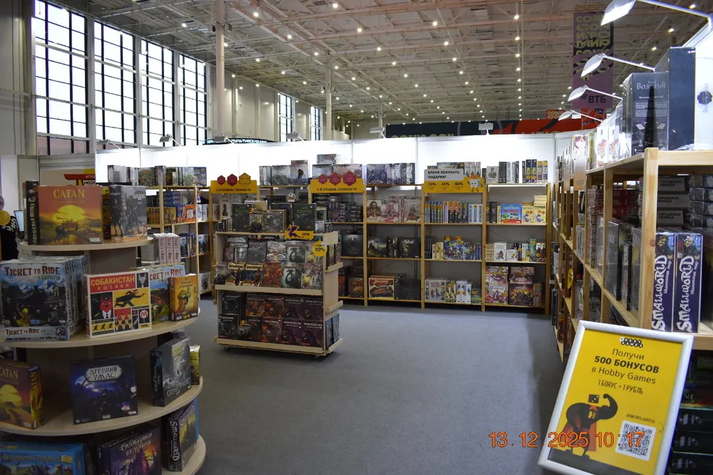 Интерьер магазина с полками, заполненными настольными играми и игрушками.