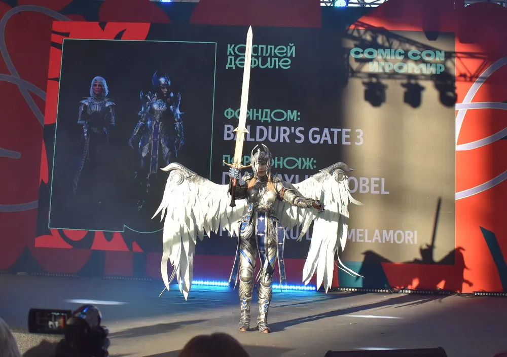 Изображение человека в костюме на мероприятии, связанное с игрой Baldur\