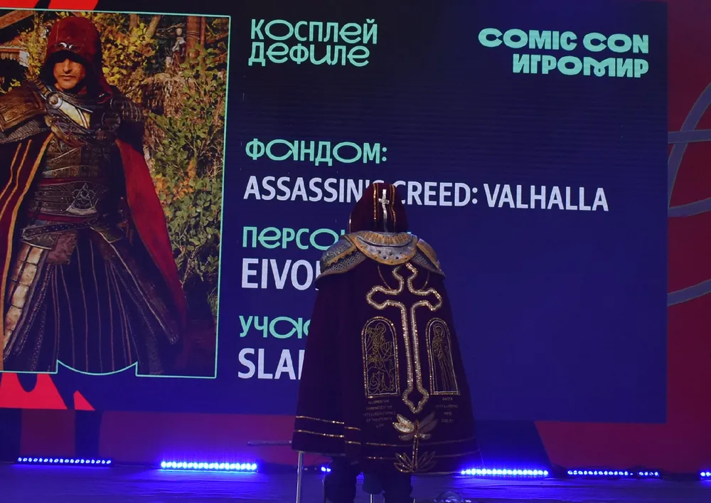Изображение косплея на мероприятии Comic Con, персонаж из игры Assassin\