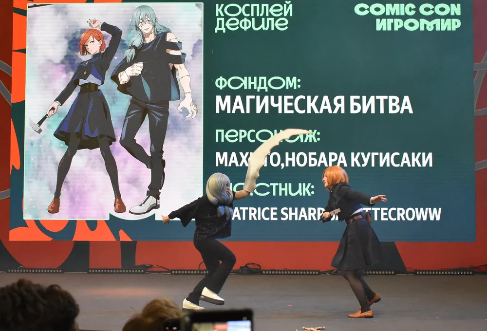 Изображение с выступлением на костюмированном шоу, персонажи в костюмах, сцена с элементами театра, фон с текстом о фан-фестивале.