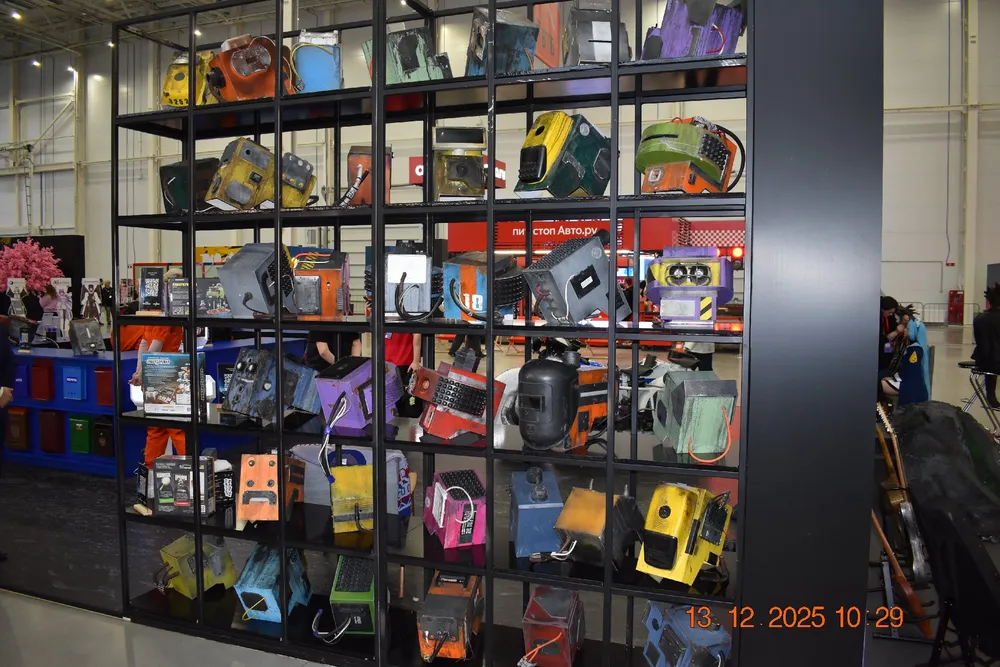 Изображение представляет собой витрину с различными устройствами, вероятно, связанными с техникой или электроникой.