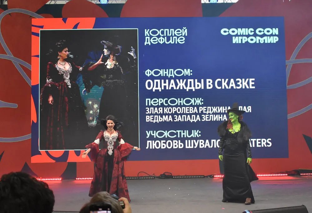 На картинке изображены участницы косплея на мероприятии Comic Con. Они одеты в костюмы, на фоне информация о событии и персонажах.