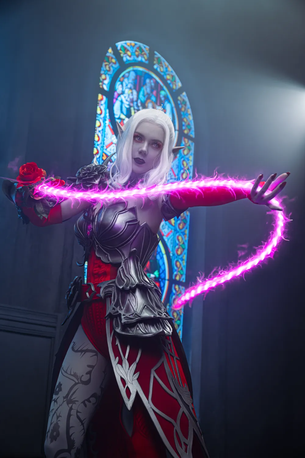 Косплей персонажа с магическими эффектами, яркие цвета, фантастическая атмосфера, стильная одежда