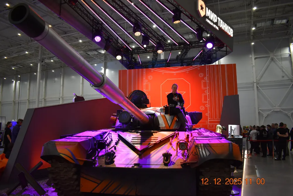 Изображение танка на выставке, присутствуют люди, но их идентификация невозможна.