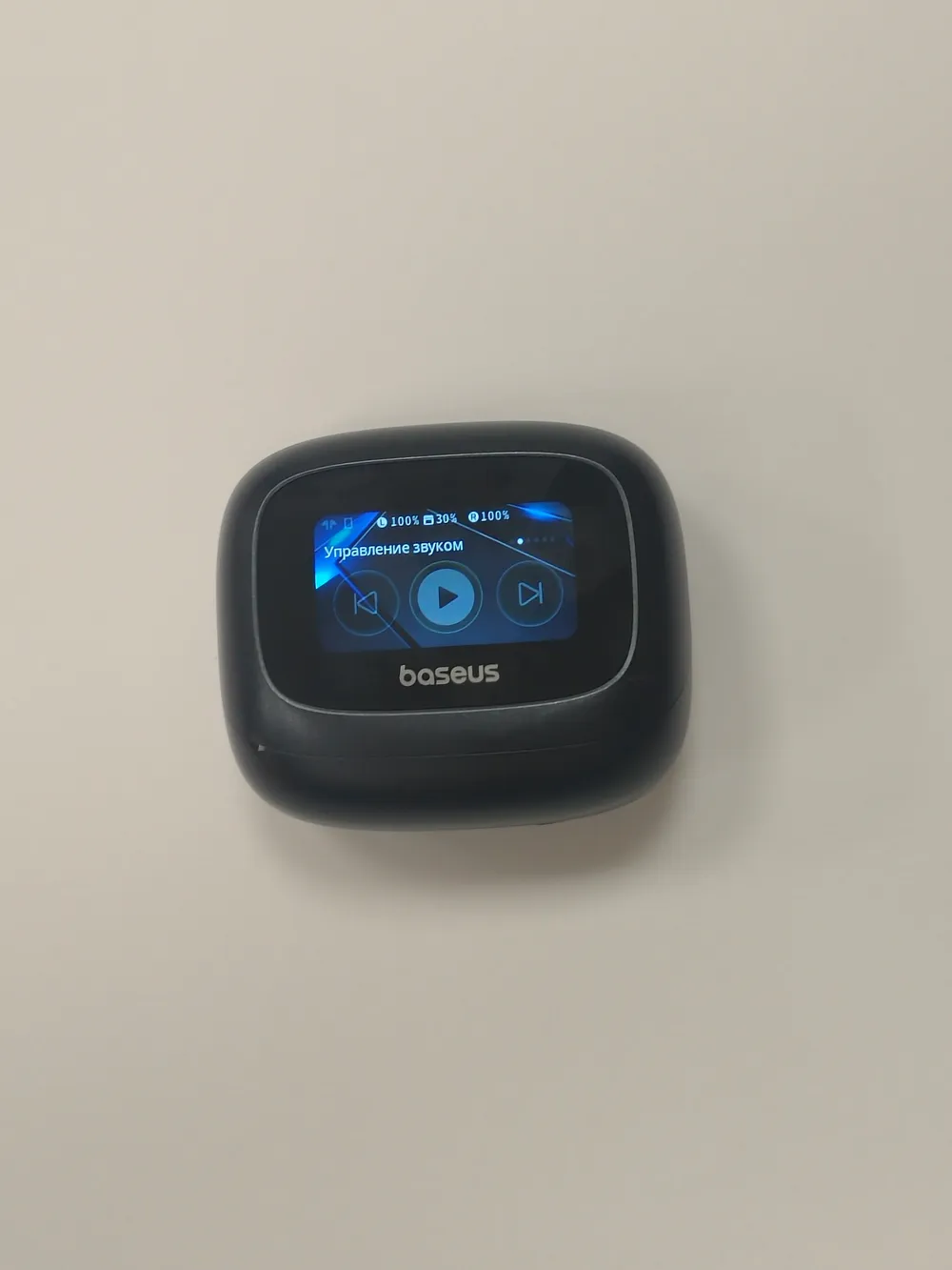 Устройство с экраном, на котором отображается интерфейс, возможно, плеер или другое электронное устройство.