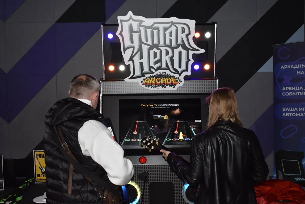 Два человека играют в видеоигру \