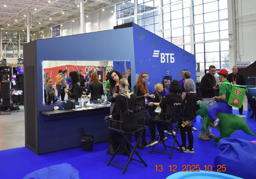 Сцена на выставке, люди у зеркала, стенд с логотипом ВТБ.