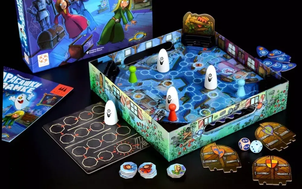 На картинке изображена настольная игра с фигурками и игровым полем, а также сопутствующими элементами игры.