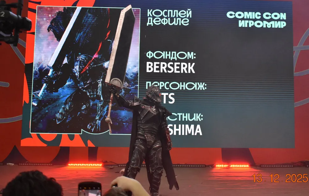 На изображении представлен косплей персонажа из аниме или манги \