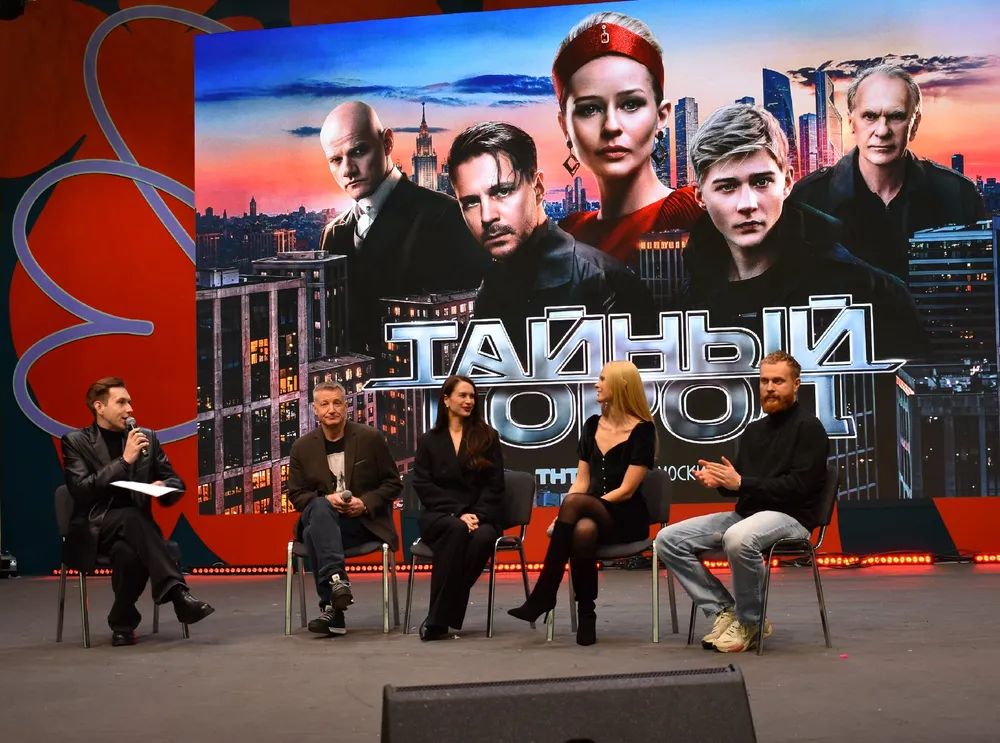 Изображение мероприятия с участниками на сцене, обсуждение проекта \