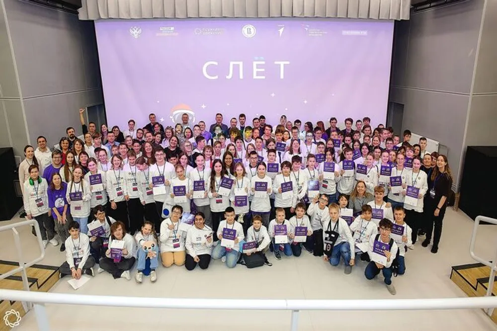 Группа людей на мероприятии, все держат сертификаты, фон с надписью \