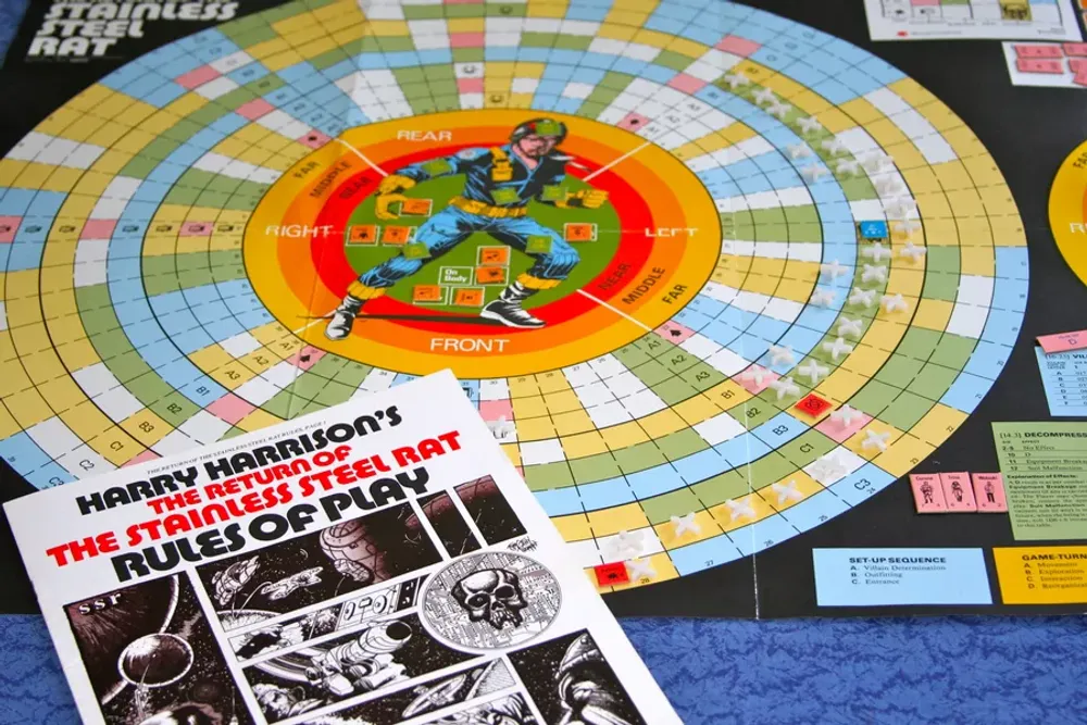 Изображение настольной игры с игровым полем и правилами игры. На первом плане - персонаж в костюме, вокруг цветные области для игры.