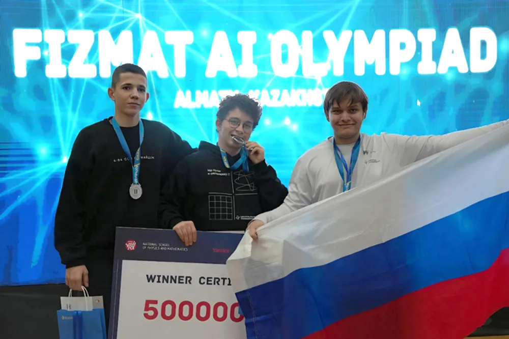 Трое молодых людей на соревнованиях, держат награды и флаг России. На фоне логотип соревнований \