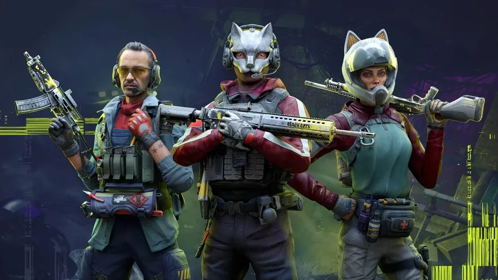 Три персонажа в военной форме, вооруженные оружием, с масками животных на головах.