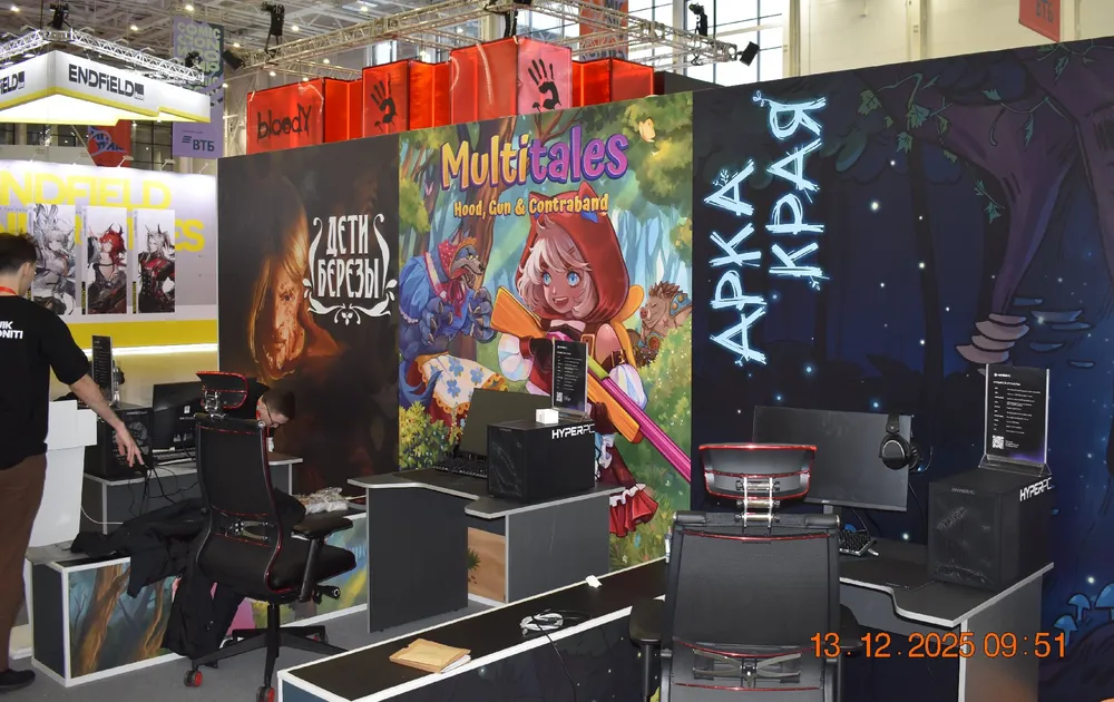 Изображение выставочного стенда с компьютерным оборудованием и рекламой игр. На стенде представлены логотипы и арты игр.