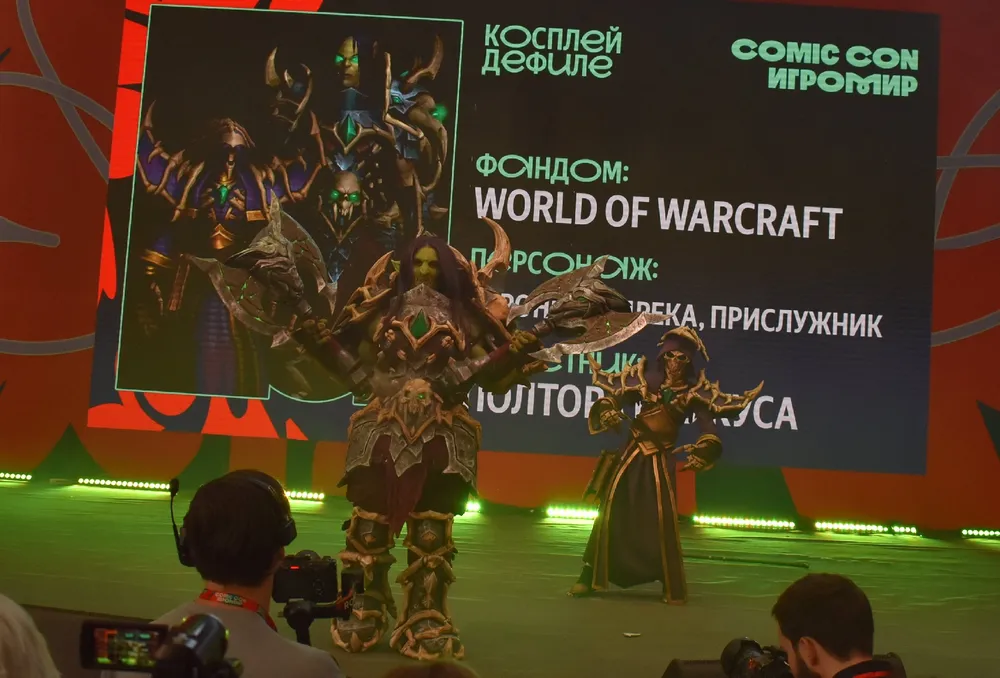 Косплей персонажей из игры World of Warcraft на мероприятии Comic Con. Изображение представляет собой сцену с участниками косплея.