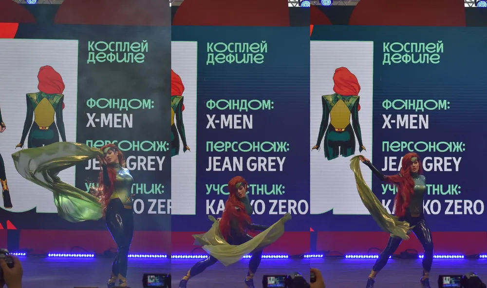 Изображение людей на костюмированном дефиле, персонажи из X-Men, сценические элементы.