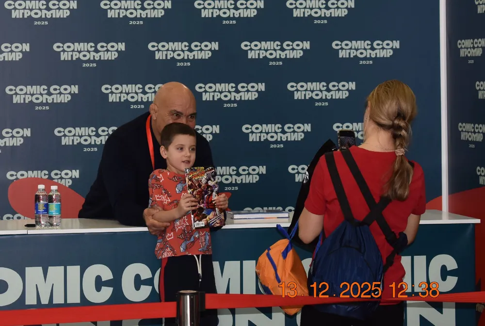 Изображение с людьми на мероприятии Comic Con, дети и взрослые общаются.