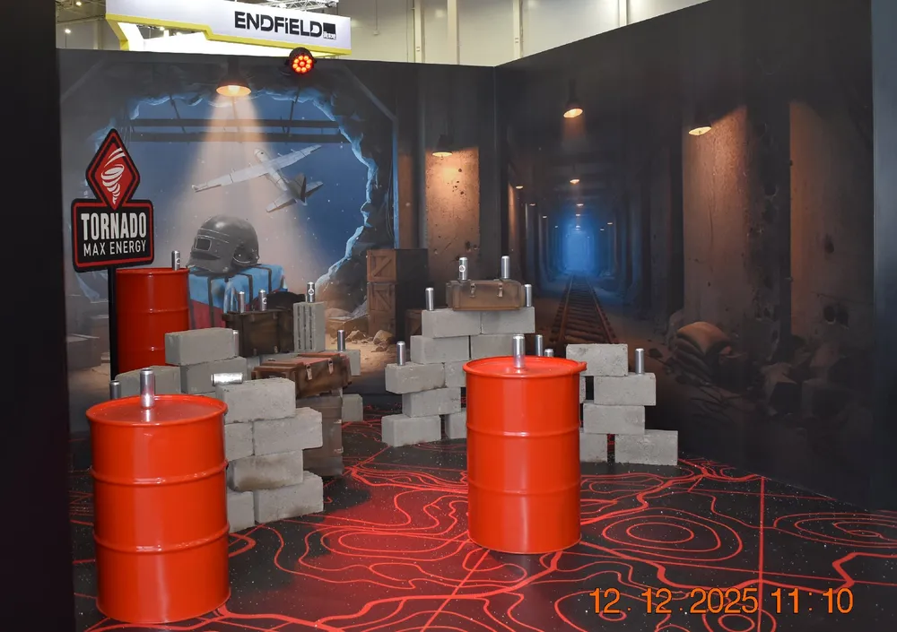 Изображение представляет собой сцену с красными бочками и строительными блоками в интерьере, напоминающем склад или подземное помещение.